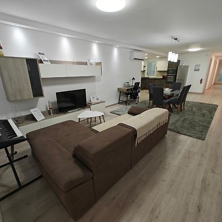 Modern Apartment With Large Outdoor Area - Sleeps 7, Close To Malta International Airport ลูอะ ภายนอก รูปภาพ